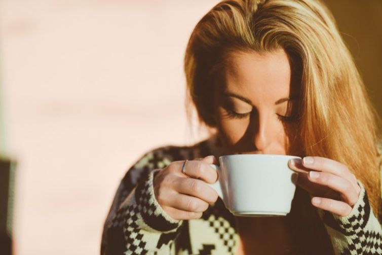 Drinking-hot-drinks-768x512