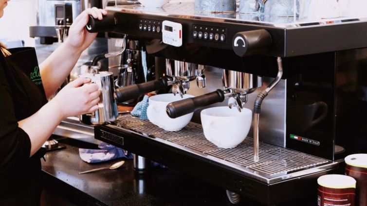 What-Should-I-Look-for-When-Choosing-a-Coffee-Machine-768x432