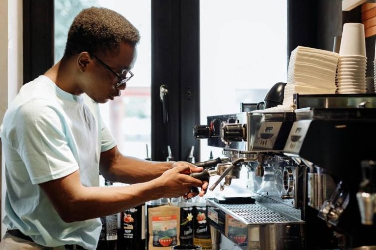What-is-the-Best-Bean-to-Cup-Coffee-Machine-for-Small-Businesses-in-the-UK-768x512