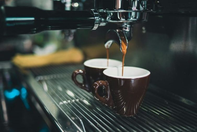 Where-Can-I-Find-Customisable-Hot-Drinks-Vending-Machines-for-Cafes-and-Restaurants-768x513